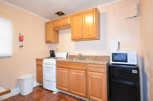 ห้องครัว, มอนติเซลโล อินน์ - ฟรามิงแฮม / บอสตัน (Monticello Inn- Framingham/ Boston) in ฟรามิงแฮม (MA)