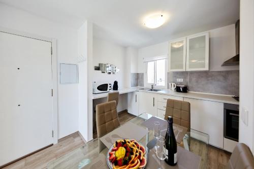 Superior Apartment with Balcony and Sea View image 6