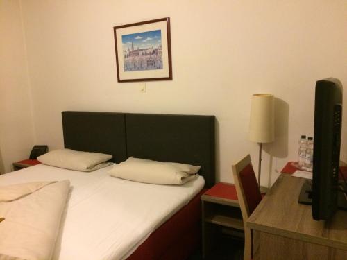 Central Hotel - image 2