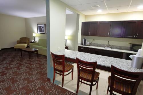 Holiday Inn Express Pittsburgh West - Greentree, an IHG Hotel