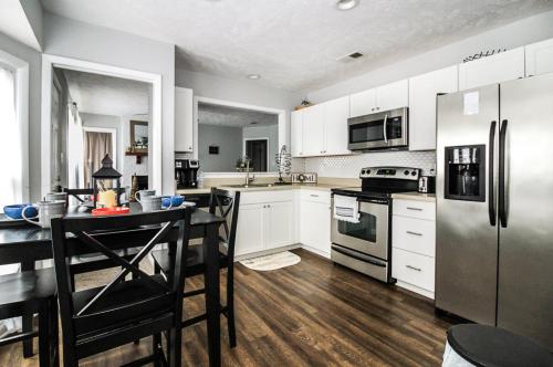 Cozy cottage feel, 5 mins from Ft. Bragg in Fayetteville, USA