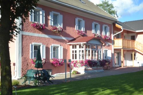 Residenze Sonnenschein Casa Rosa - Accommodation - Villabassa / Niederdorf