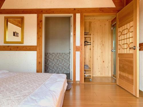 Deluxe Double Room image 5