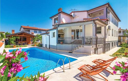 Awesome home in Valbandon with Jacuzzi, WiFi and Outdoor swimming pool - Štinjan