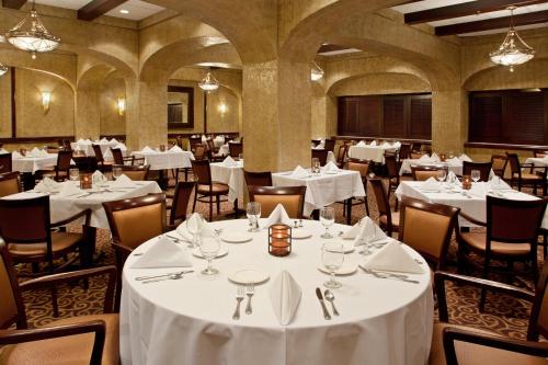 餐廳, 克利夫蘭機場皇冠假日酒店-洲際酒店集團旗下 (Crowne Plaza Cleveland Airport By IHG) in 米德爾堡海茨