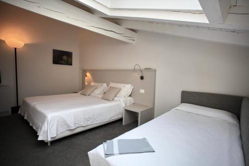 1 queen bed, 1 sofa bed
