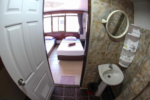 room detail thumbnail 2