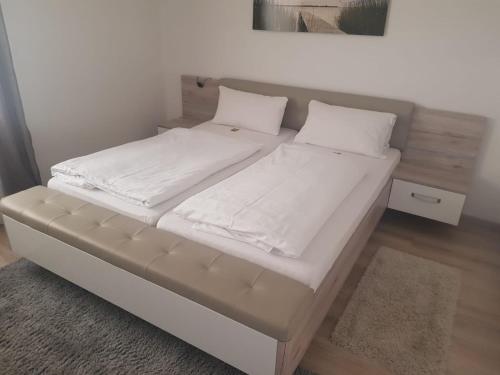 1 queen bed, 1 bunk bed
