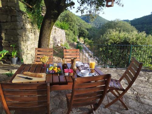 Ēdiens un dzērieni, Chambre Cévennes: Piscine, lamas, rivière (Chambre Cevennes: Piscine, lamas, riviere) in Cros