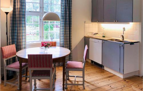 virtuve, 3 Bedroom Beautiful Home In Mantorp in Mantorp