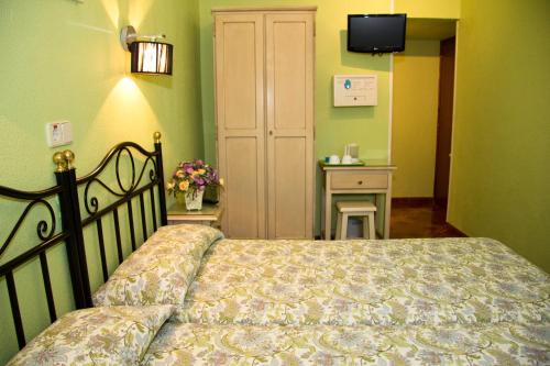 Twin Room image 5