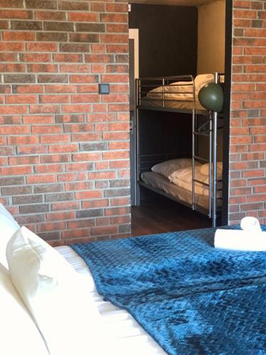 1 queen bed, 1 bunk bed