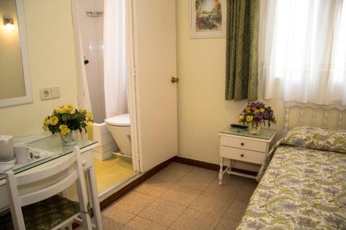 Single Room image 9