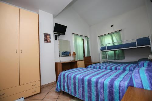 3 twin beds
