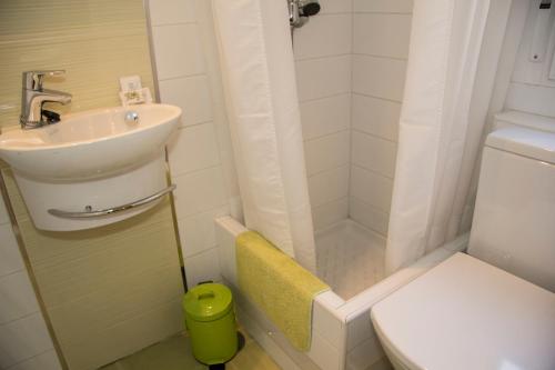 Single Room image 7