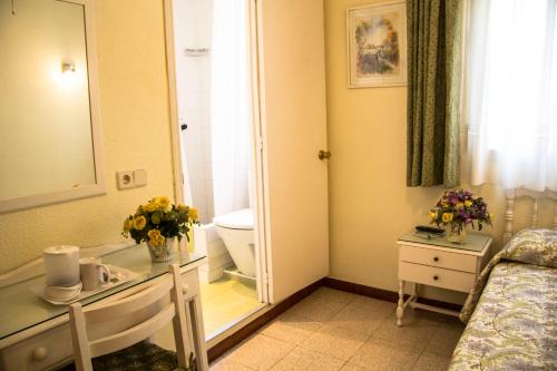 Single Room image 6