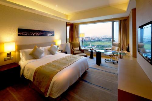 243025183 Crowne Plaza Guangzhou Huadu by IHG - Free Shuttle bus between hotel to Exhibition Center During Canton Fair