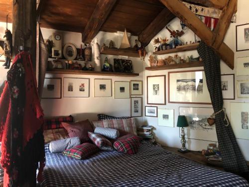 2 queen beds, 1 sofa bed