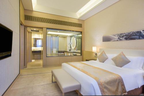 243025248 Crowne Plaza Guangzhou Huadu by IHG - Free Shuttle bus between hotel to Exhibition Center During Canton Fair