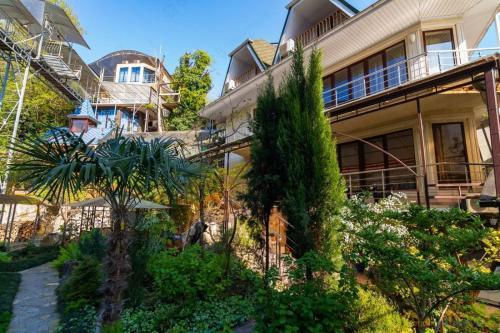 Ivan Da Mariya Guest House - main image