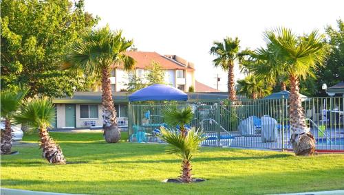 Town House Motel - image 9