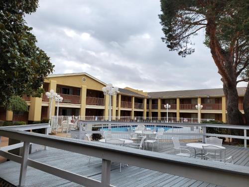 Days Inn by Wyndham Lawton - image 9
