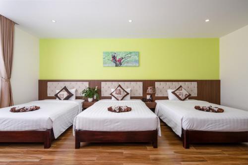 Family Room image 2