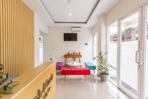 OYO 2352 オマ マニス タマン シスワ シャリア