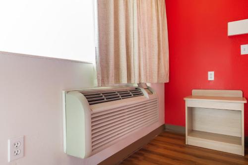 Regency Inn Tulsa - image 9