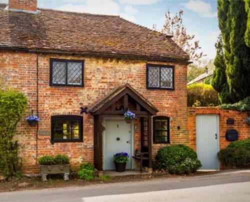 Quintessentially English 3-bed Cottage In Farnham