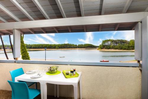 Two-Bedroom Apartment with Lake View (6 Adults)