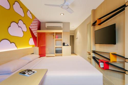 Shared lounge/TV area, Ginger Goa, Panjim in Goa
