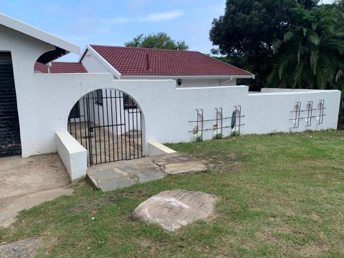 White House lodge in Scotburgh Scottburgh