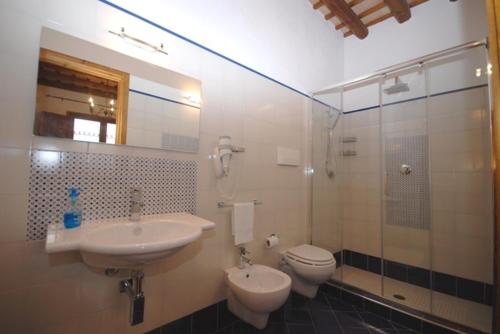 Double Room with Skylight Window image 6