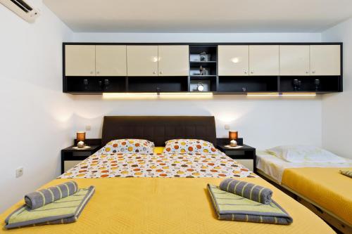 Apartment Twins · Split