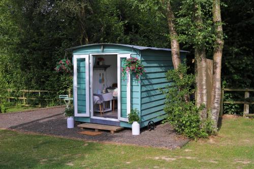 Hopgarden Glamping, Luxury Shepherds Huts Set In An Idyllic Location On The Kent Sussex Border -