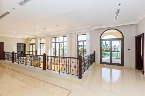 Maison Privee - Stunning Luxury 6BR Villa w Pool Beach on Palm - main image