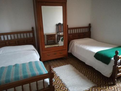 2 twin beds