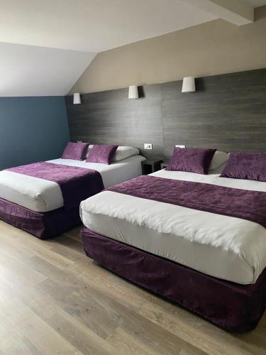 2 queen beds, 1 twin bed