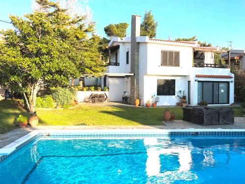  Sandals Villa in Lagonisi Beach, Ferienwohnung in Saronida