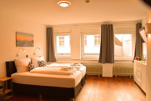2 king beds, 1 sofa bed