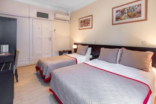 Double Room with Extra Bed image 3