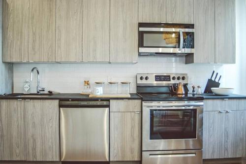 Rail Park Downtown Studio, Amazing Views, CONTACTLESS CHECK-IN thumb 3