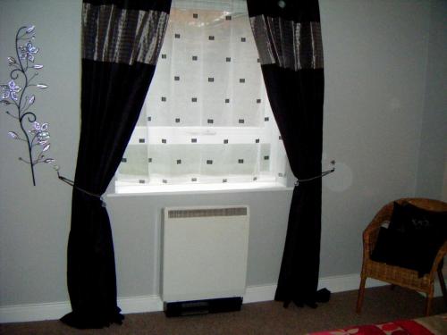 Riverbank View Three Bedroom Apartment with Free Parking - image 7