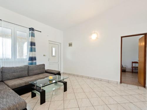 Snug Apartment in Vir with Sea Beach Nearby - image 4