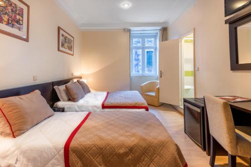 Double Room with Extra Bed image 4