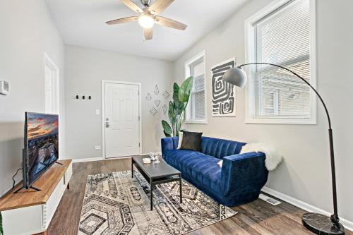 B&B Chicago - Insta-worthy 2BR Apt In Trendy Logan Square - Kimball Rear - Bed and Breakfast Chicago
