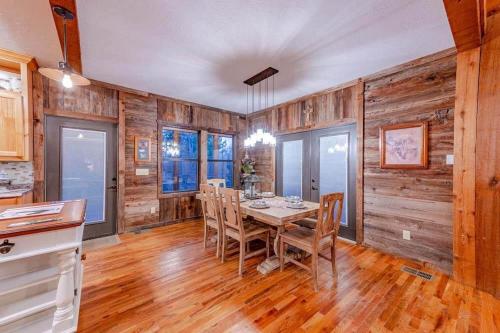 Mountain Fork Lodge cabin - image 5