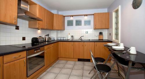 Riverbank View Three Bedroom Apartment with Free Parking - image 14