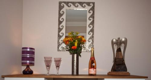 Riverbank View Three Bedroom Apartment with Free Parking - image 4